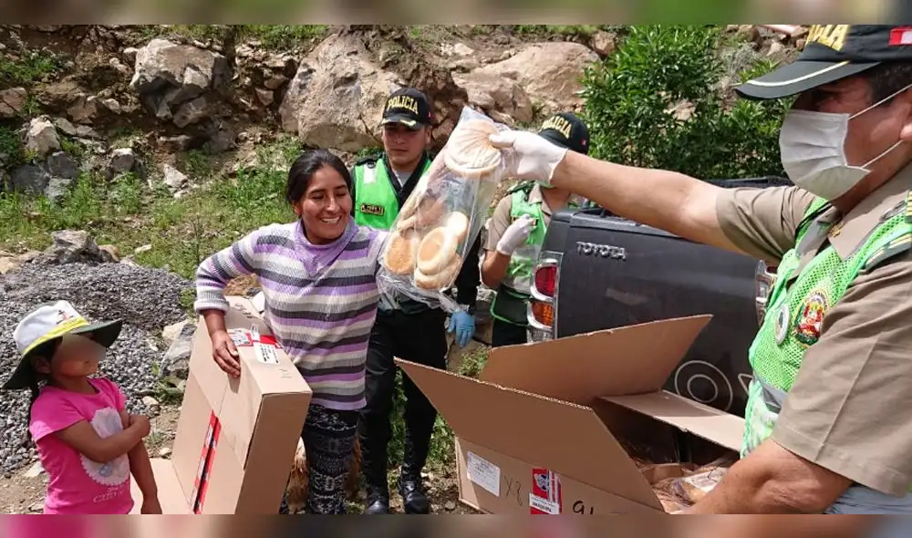 Policía de Arequipa entrega alimentos a personas de escasos recursos en Mariano Melgar