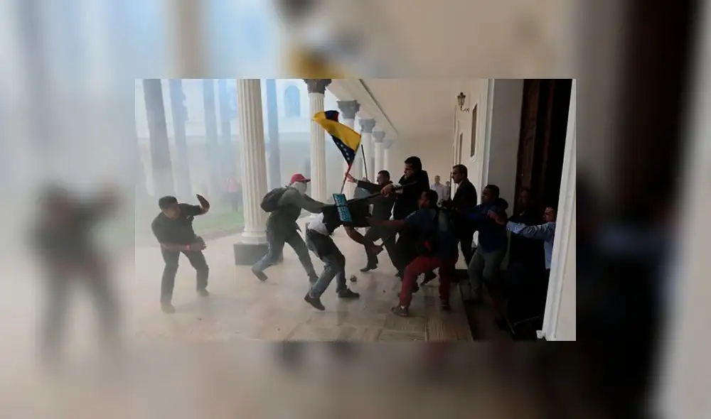 Venezuela: Parlamento es evacuado tras nueve horas de ataques chavistas [VIDEO]