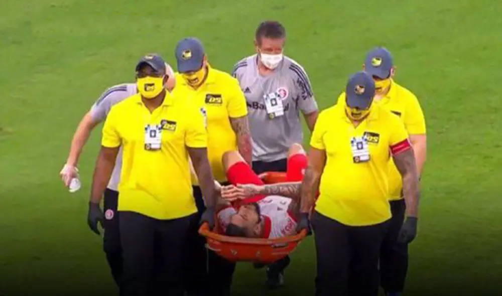 Paolo Guerrero tuvo que abandonar el campo en camilla tras sufrir un fuerte choque. Foto: Captura TV/Premiere.