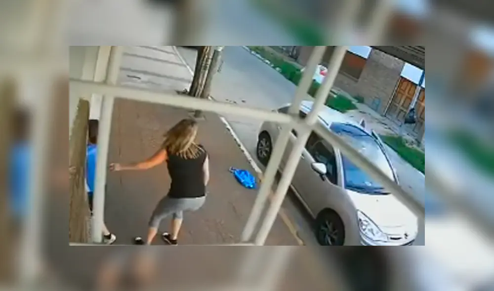 Niño lanza patada a delincuente para defender a su madre durante atraco [VIDEO]