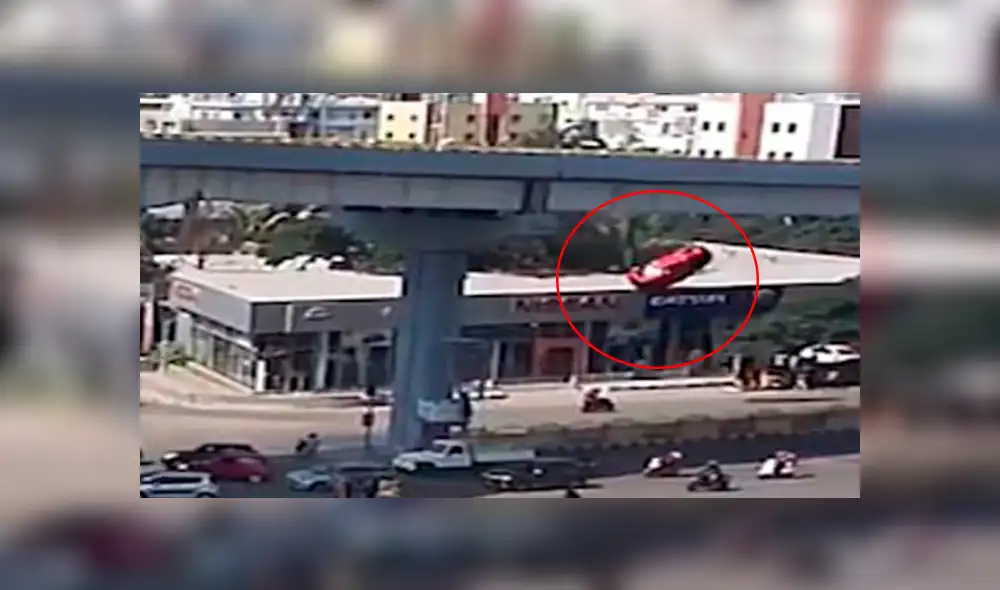 Auto fuera de control cae desde un puente y asesina a un transeúnte [VIDEO]