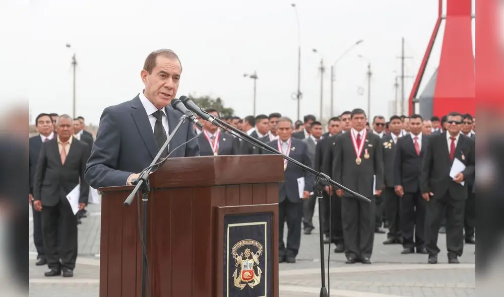 Walter Martos, ministro de Defensa, presidió la ceremonia junto al ministro del Interior, Carlos Morán. Foto: Andina. Walter Martos, ministro de Defensa, presidió la ceremonia junto al ministro del Interior, Carlos Morán. Foto: Andina.