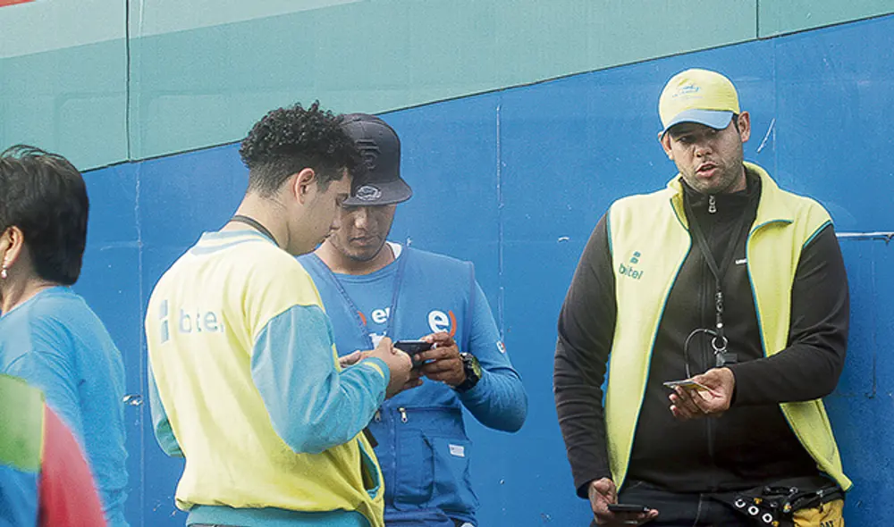Comercio. En la avenida Argentina, en el Centro de Lima, se concentra la mayor parte de vendedores ambulatorios de chips de diversos operadores de telefonía. (Foto: Mauricio Malca) Comercio. En la avenida Argentina, en el Centro de Lima, se concentra la mayor parte de vendedores ambulatorios de chips de diversos operadores de telefonía. (Foto: Mauricio Malca)