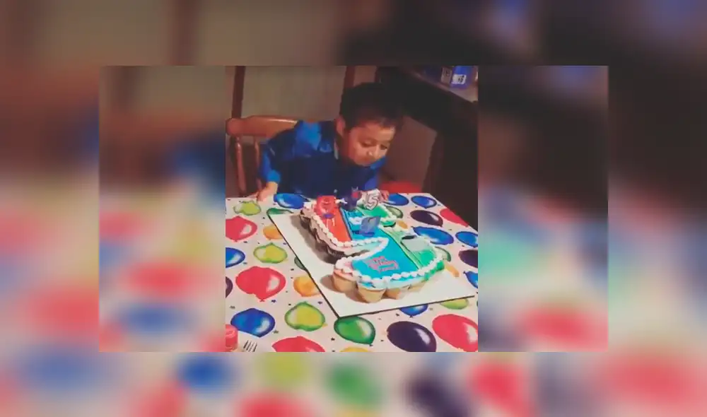 Una insólita escena muestra el momento exacto en el que un niño hace algo impensado con su torta de cumpleaños.