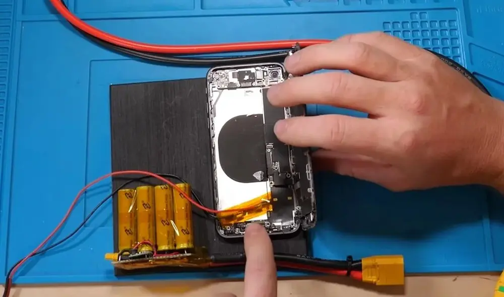 El modelo utilizado en el experimento fue un iPhone 8. Foto: Strange Parts