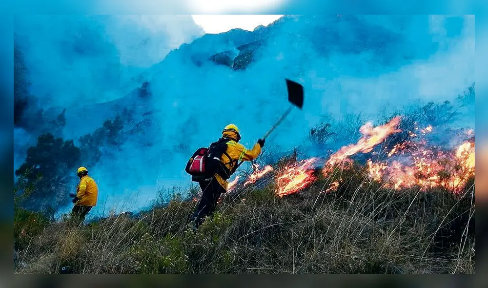 terror en Quispicanchi . Brigadistas, bomberos, serenos y comuneros sumaron esfuerzos para controlar el fuego, que amenzaba con causar más estragos.