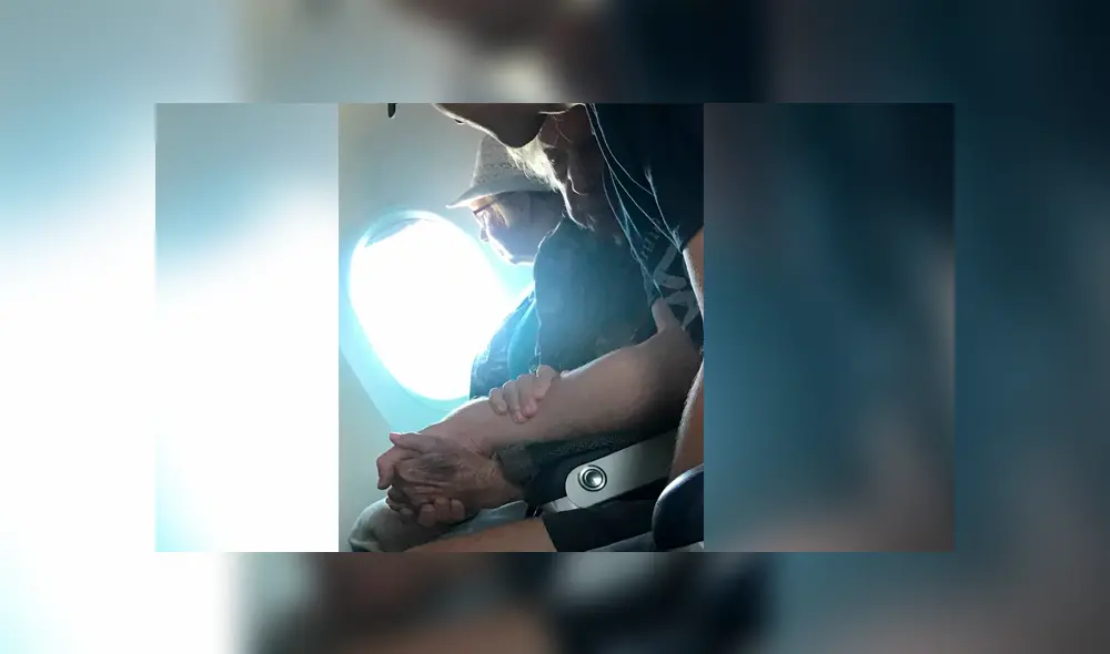 Las imágenes de la enternecedora escena entre el joven y la anciana ya han dado la vuelta al mundo tras su difusión en Facebook Las imágenes de la enternecedora escena entre el joven y la anciana ya han dado la vuelta al mundo tras su difusión en Facebook