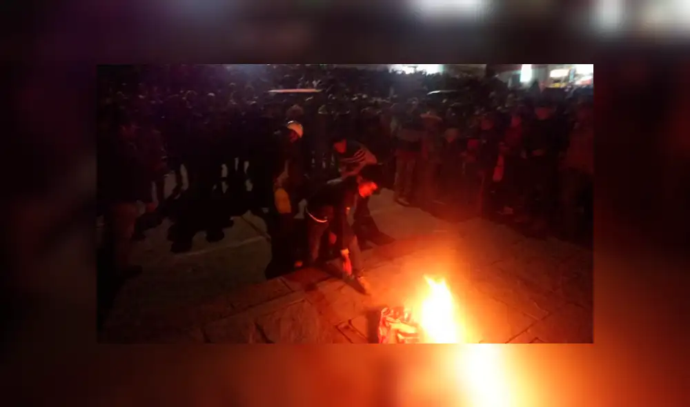 Cusco: Pobladores quemaron a ladrón e intentaron linchar a 10 policías Cusco: Pobladores quemaron a ladrón e intentaron linchar a 10 policías