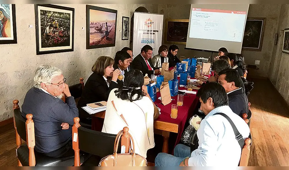 Funcionarios se reunieron. Funcionarios se reunieron.