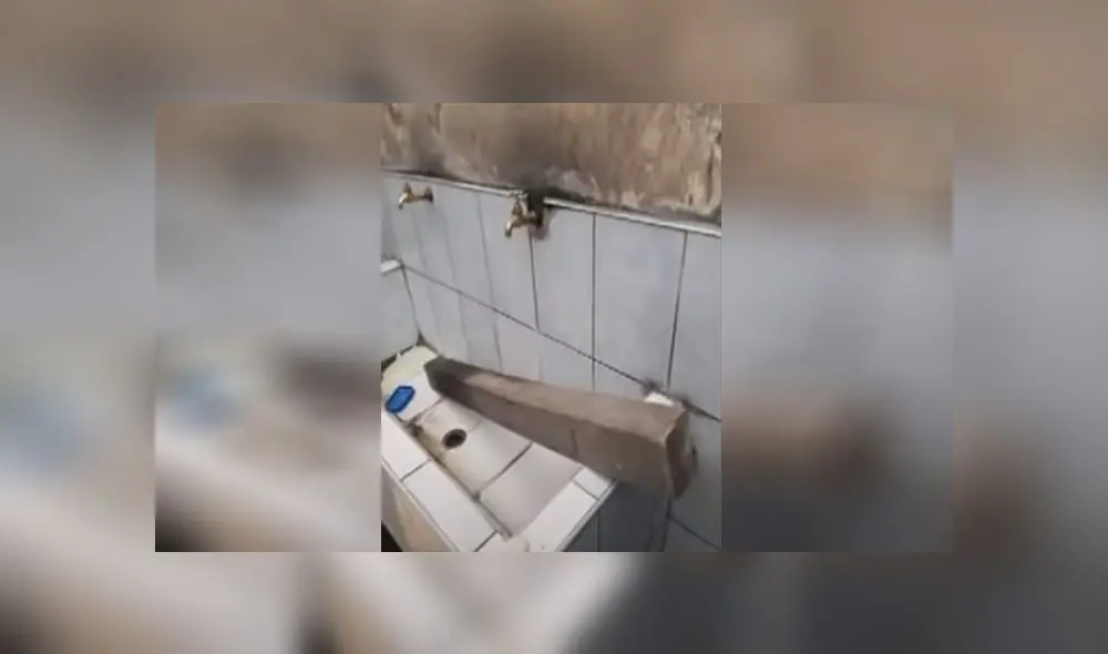 El joven se encontraba lavándose las manos cuando le cae la vara de madera sobre su cabeza. Créditos: Captura de pantalla Panamericana Tv