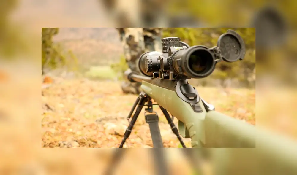 Cazadora recibe amenazas de muerte tras posar semidesnuda con animales que asesinó [FOTOS]