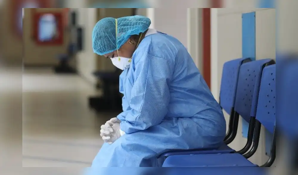 Médica fatigada de hospital COVID Médica fatigada de hospital COVID