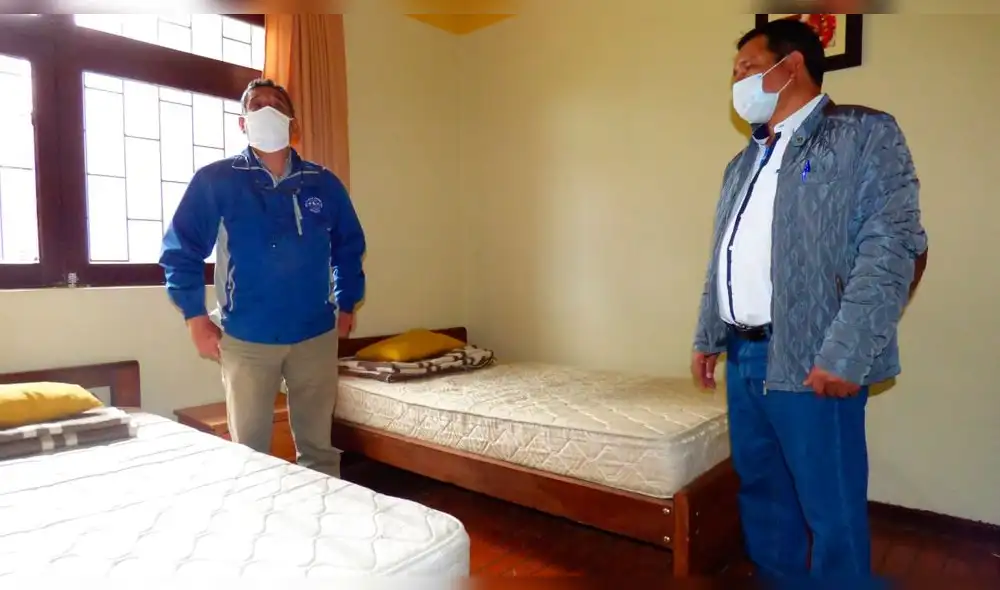 Mesías Guevara en complejo de Baños del Inca