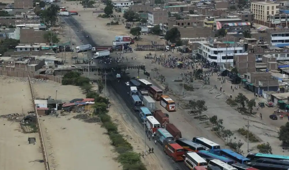 Dirigentes de trabajadores agrarios esperan el concenso para determinar tregua y dejar libre la Panamericana Norte. Foto: Larry Campos