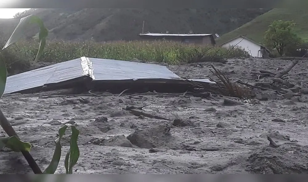 Las viviendas de dos familias quedaron sepultadas por el lodo y piedras.