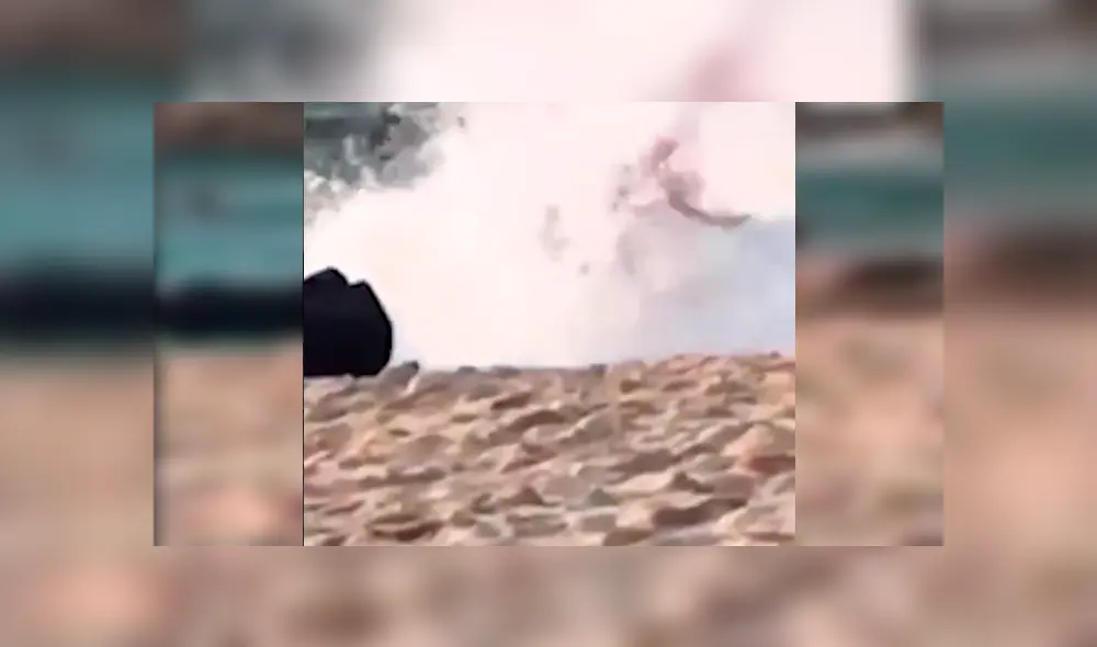 Facebook viral: mujer presume sexy pose frente a la playa, pero enorme ola la hunde [VIDEO] 