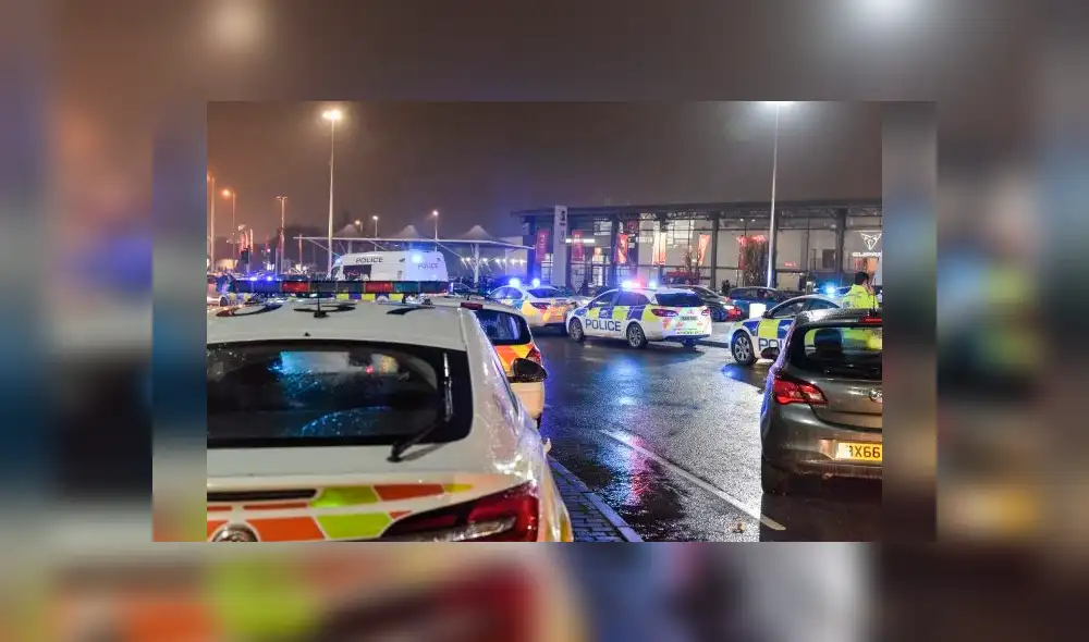 Pandillas se enfrentan con machetes delante de niños que iban a entrar al cine [VIDEO]