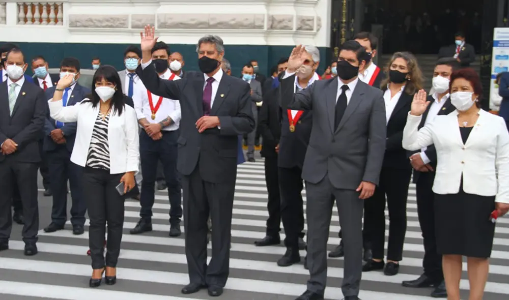 Francisco Sagasti se acercó a los manifestantes en los exteriores del Congreso. Foto: Luis Jiménez/La República Francisco Sagasti se acercó a los manifestantes en los exteriores del Congreso. Foto: Luis Jiménez/La República