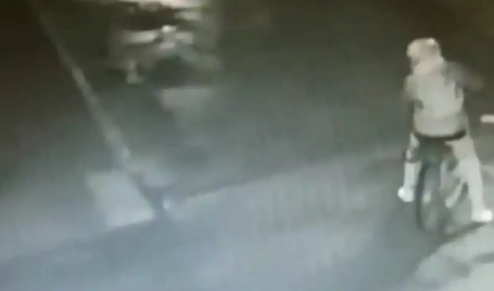 Los 'motochorros' interceptaron a la mujer cuando salía de trabajar. Foto: Captura/Clarín