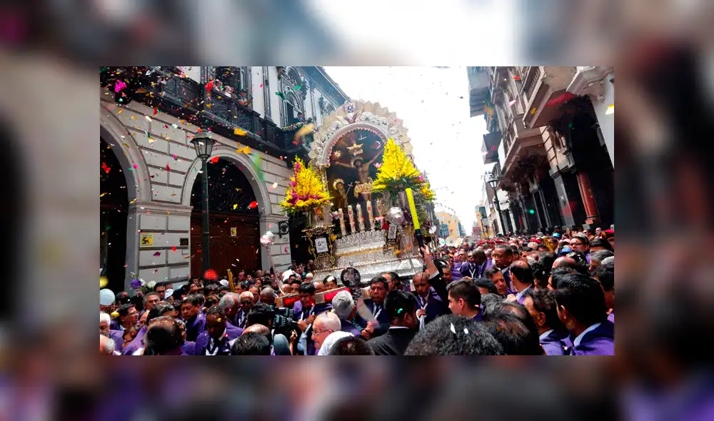 Señor de los Milagros en procesión.