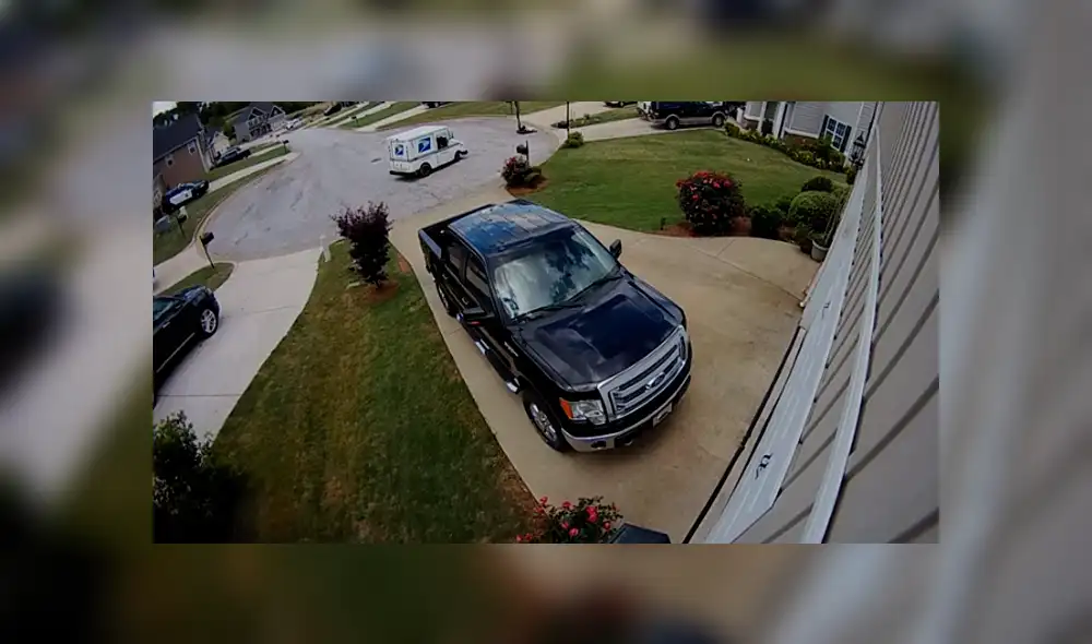 Cartero olvidadizo no pone freno de mano a su auto y termina ocurriendo lo peor [VIDEO]