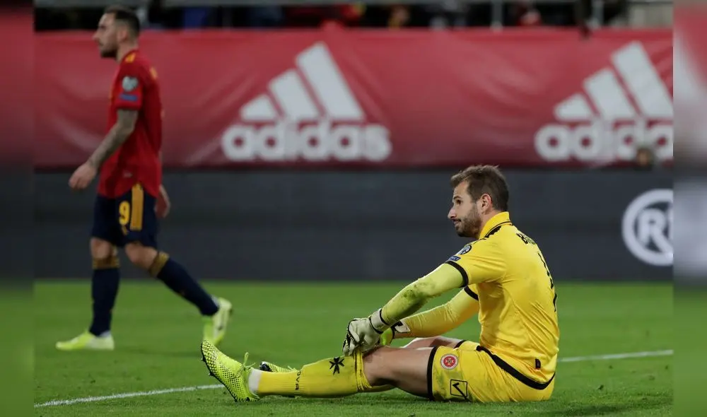 GRAF9891. CÁDIZ, 15/11/2019.- El portero de Malta, Henry Bonello, tras encajar el séptimo gol ante España durante el partido correspondiente a la novena jornada de la fase de clasificación para la Eurocopa 2020 disputado esta noche en el estadio Ramón de Carranza, en Cádiz. EFE/Julio Muñoz GRAF9891. CÁDIZ, 15/11/2019.- El portero de Malta, Henry Bonello, tras encajar el séptimo gol ante España durante el partido correspondiente a la novena jornada de la fase de clasificación para la Eurocopa 2020 disputado esta noche en el estadio Ramón de Carranza, en Cádiz. EFE/Julio Muñoz