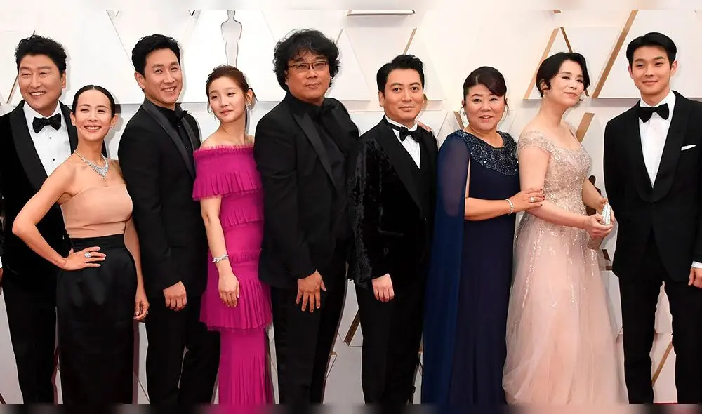 El elenco de Parasite posa en la Red Carpet de los Oscar 2020 junto a su director Bong Joon Ho