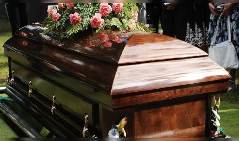 Mujer duerme en ataúd para tener suerte y aparece muerta