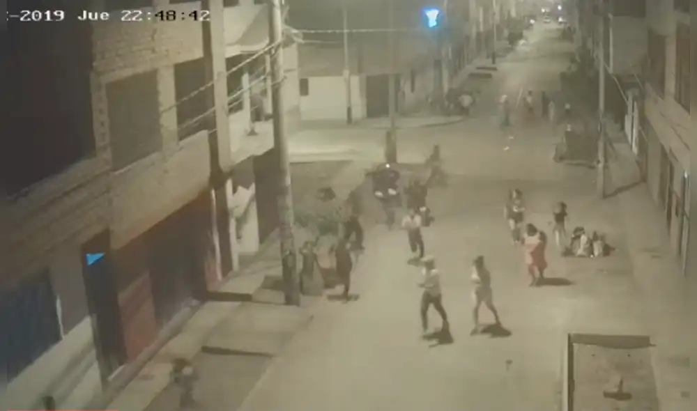 El sereno resultó con un esguince en el pie. (Foto: Captura video) El sereno resultó con un esguince en el pie. (Foto: Captura video)