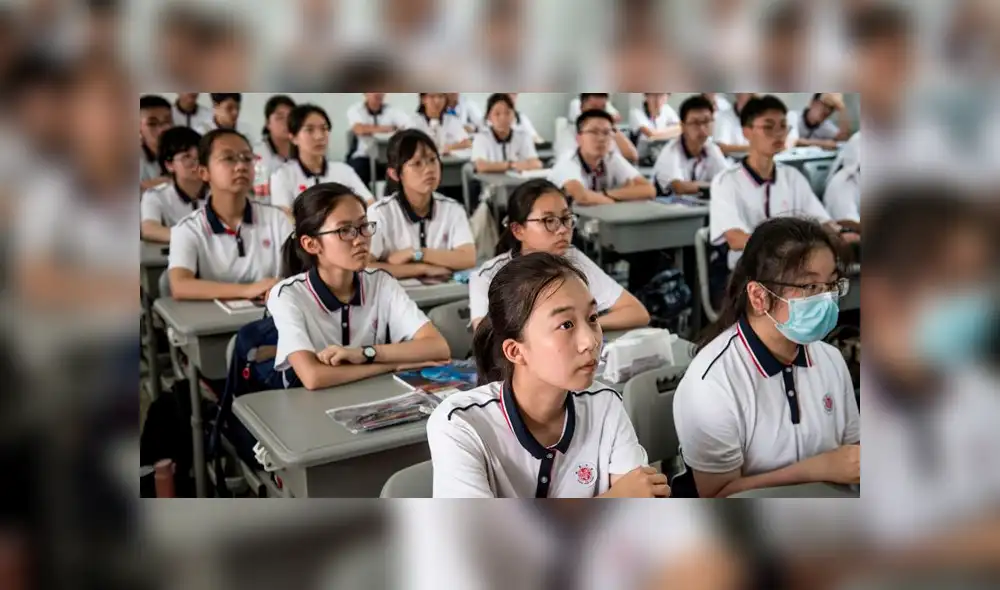 Alumnos asisten a una clase en una escuela secundaria de Wuhan. Foto: STR / AFP Alumnos asisten a una clase en una escuela secundaria de Wuhan. Foto: STR / AFP