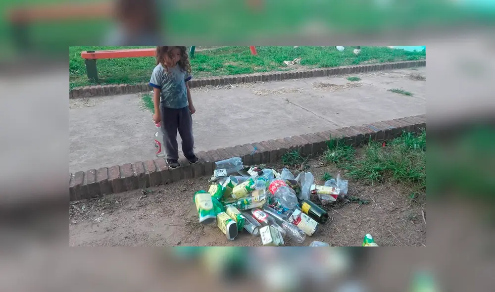Niño recoge la basura de una plaza abandonada para que otros puedan jugar [FOTOS]