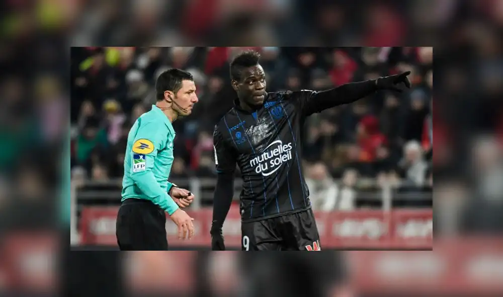 Balotelli reclama por insultos racistas pero es amonestado por el árbitro [VIDEO]
