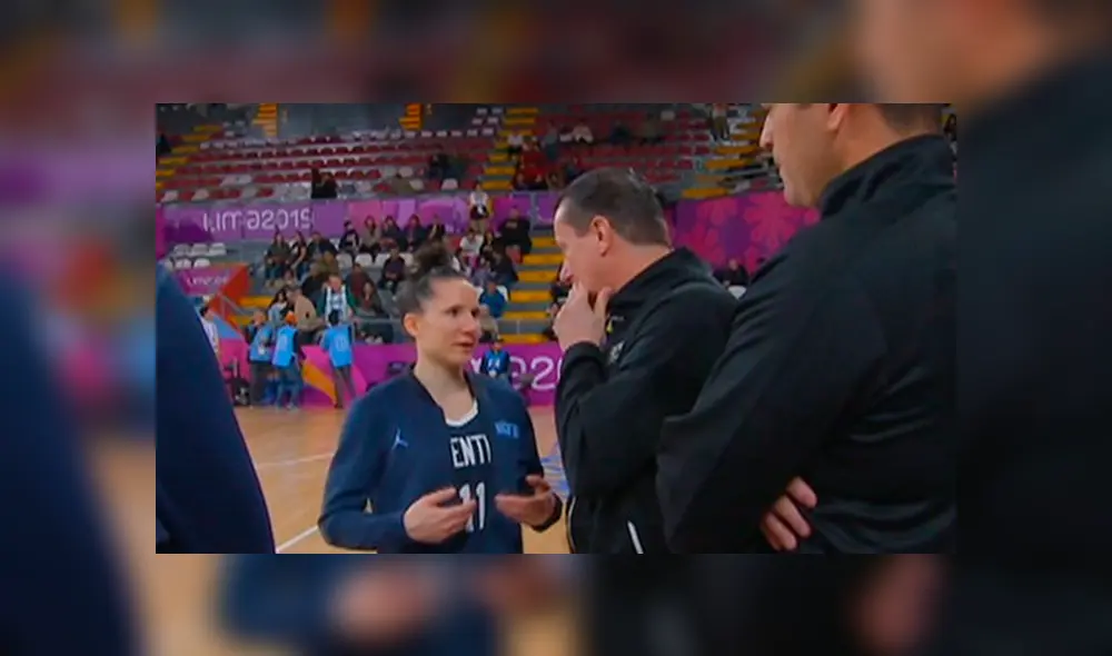 Un momento incómodo se vivió en el duelo por el básquet femenino. Créditos: Captura de video Un momento incómodo se vivió en el duelo por el básquet femenino. Créditos: Captura de video