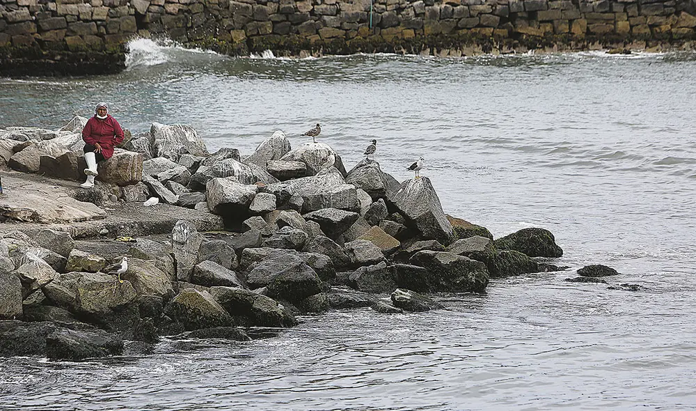 Tradición. Algunas personas que suelen acercarse al mar para pescar artesanalmente no dejaron de hacerlo. De algún modo el aislamiento social obligado por la pandemia los benefició. Foto: Marco Cotrina/La República