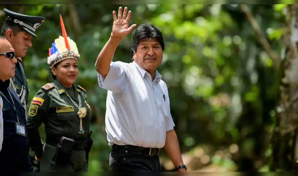 El presidente de Bolivia, Evo Morales, saluda cuando llega a la Cumbre Presidencial para el Amazonas en la Universidad Nacional de Leticia, departamento de Amazonas, Colombia, el 6 de septiembre de 2019.
