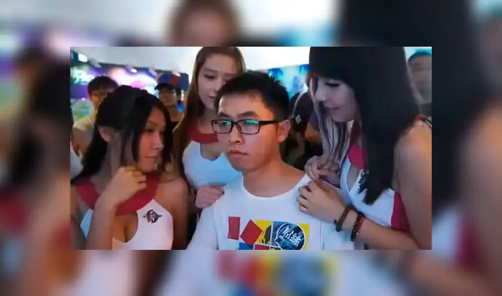 Video es viral en Facebook. Un grupo de chicas rodeó a un joven para que pierda su juego; sin embargo, el 'gamer’ ni se inmutó con su presencia. Foto: Captura. Video es viral en Facebook. Un grupo de chicas rodeó a un joven para que pierda su juego; sin embargo, el 'gamer’ ni se inmutó con su presencia. Foto: Captura.