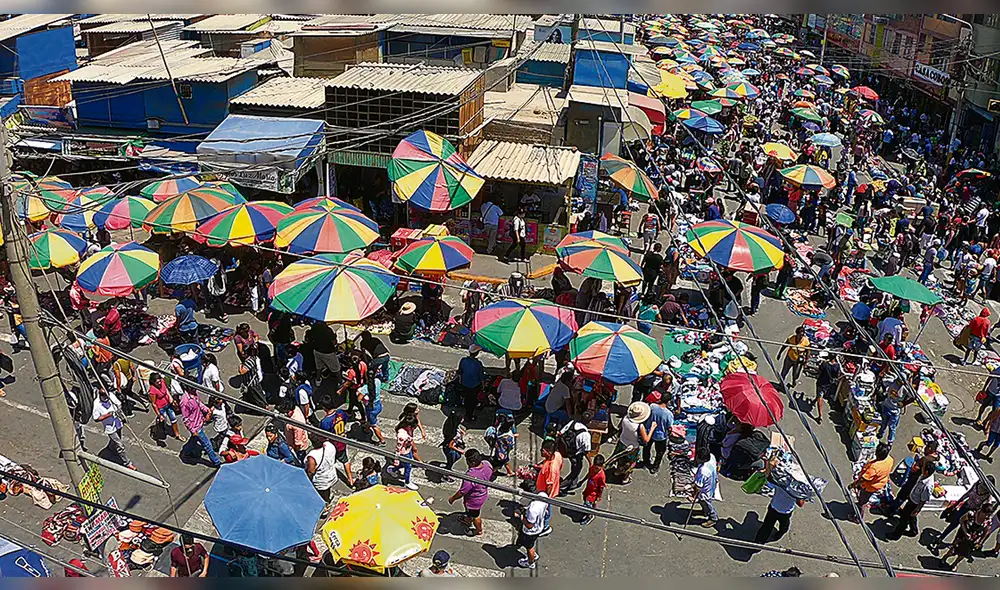 Situación incontrolable. Los ambulantes lograron instalar la Feria Navideña en el mercado Modelo de Chiclayo.