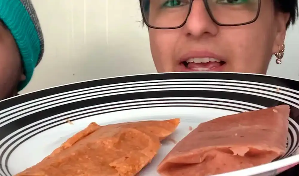 Desliza las imágenes para ver el aspecto de este tamal hecho con fresas que se vende en México. Foto: Captura de YouTube/Ariana Bolo Arce Desliza las imágenes para ver el aspecto de este tamal hecho con fresas que se vende en México. Foto: Captura de YouTube/Ariana Bolo Arce
