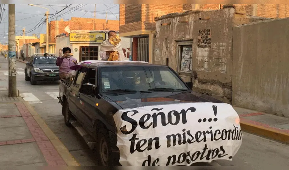 Santísimo realiza procesión por calles del distrito de Puerto Eten.