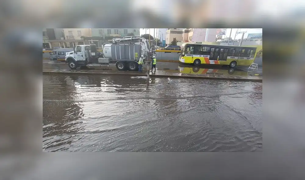 Según Sedapal, el aniego se produjo al cambiar una válvula de 8 pulgadas. (Foto: Grace Mora / La República)