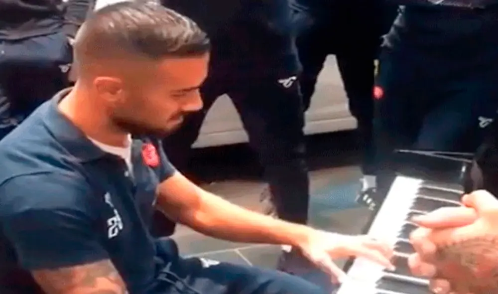 Jugador italiano toca el piano en aeropuerto y sorprende a sus compañeros.