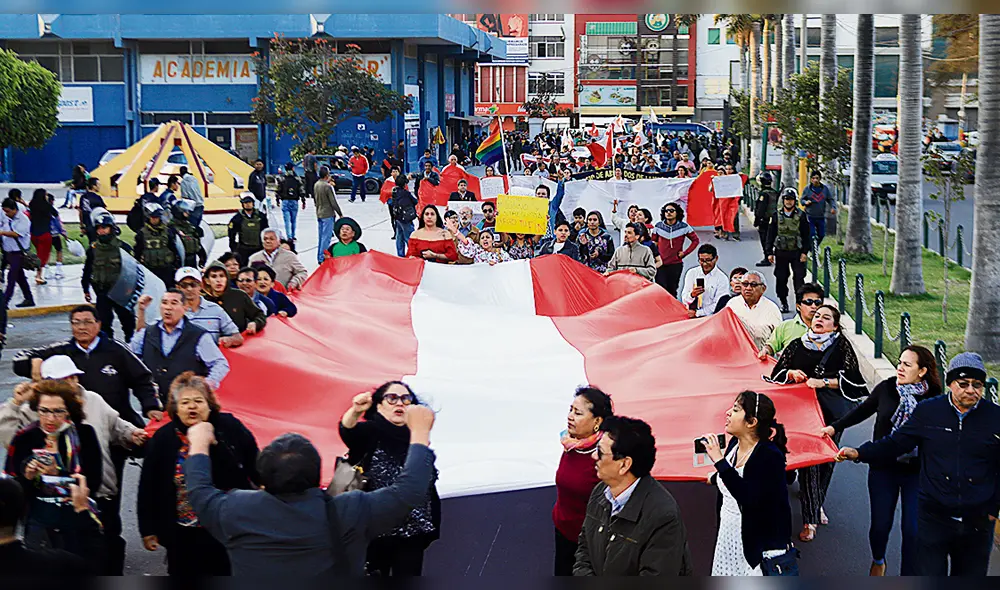 Se hicieron sentir. Mujeres y hombres de todas las edades se movilizaron por las calles de Chiclayo para demandar el adelanto de elecciones.
