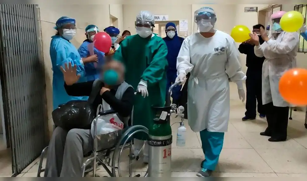 "¡Sí se pudo!", gritaban sus compañeros de trabajo a su salido del nosocomio. Foto: Geresa.