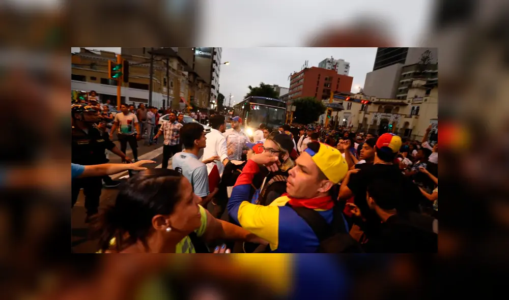 Venezolanos en Perú protestan contra Nicolás Maduro frente a la Embajada