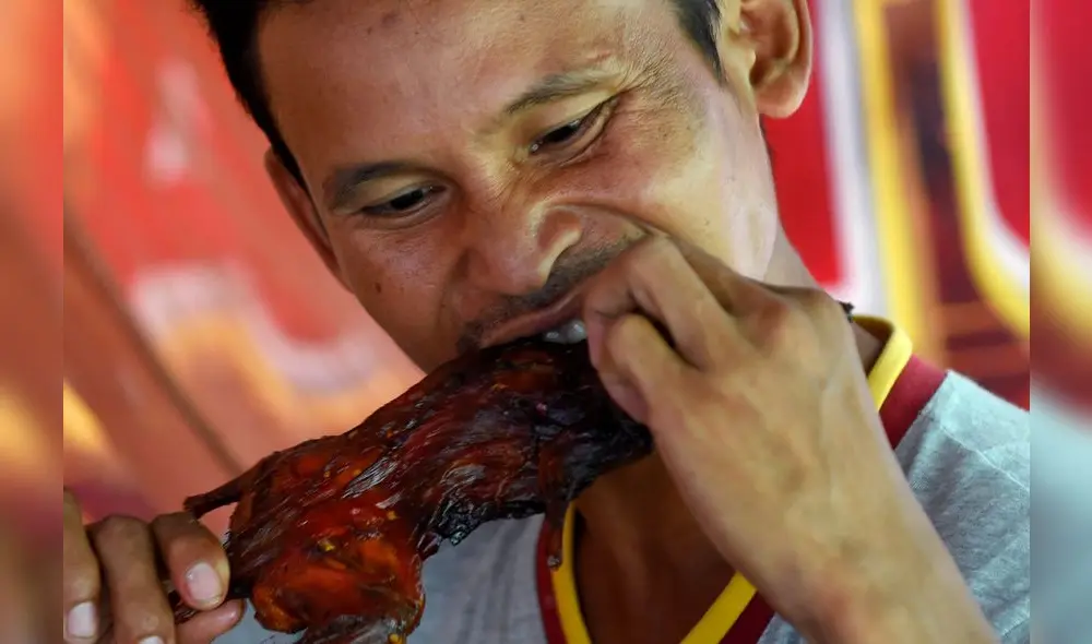 El pincho de rata, un tentempié que gana popularidad en Camboya. Foto: AFP. El pincho de rata, un tentempié que gana popularidad en Camboya. Foto: AFP.