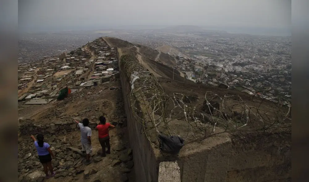 Muro de la vergüenza luce con alambres con púa. Foto: David Huamaní / La República Muro de la vergüenza luce con alambres con púa. Foto: David Huamaní / La República