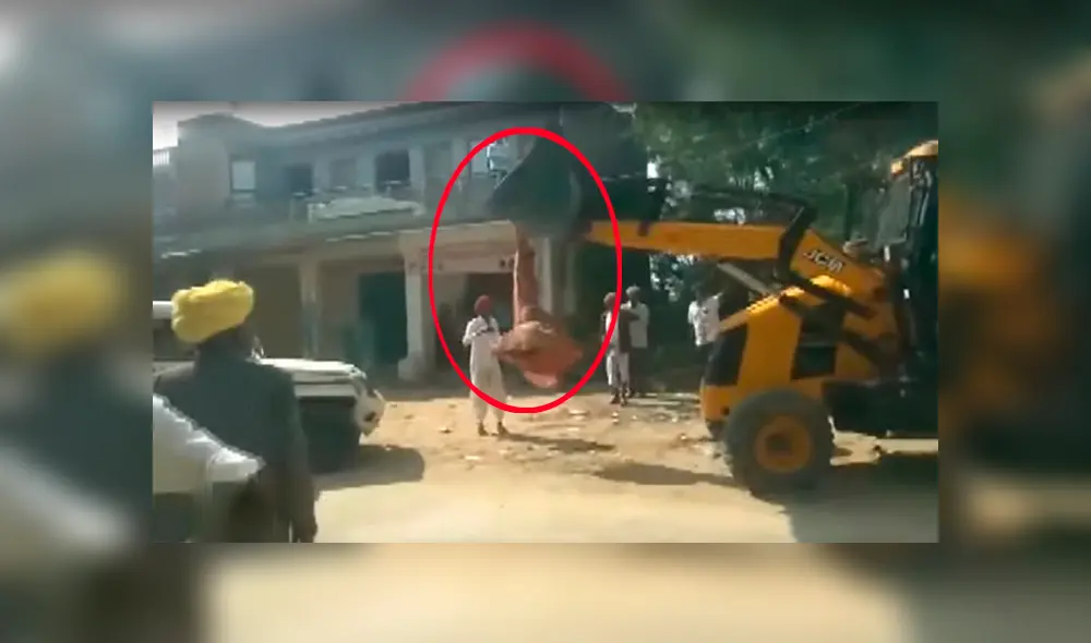 Anciana se enfrenta y vence a una excavadora para que no derrumbe su casa [VIDEO]