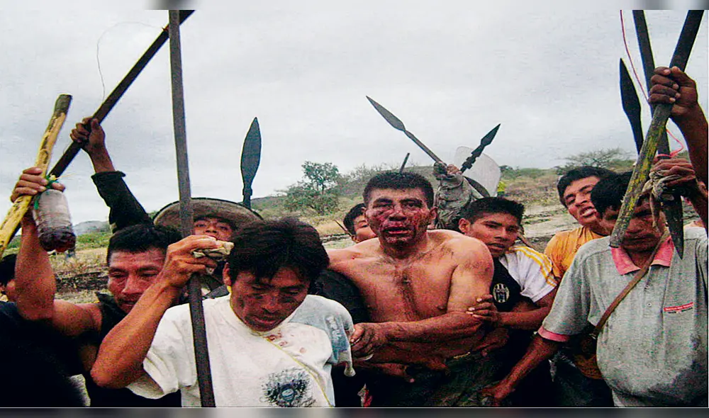 Prueba. Una fotografía publicada en redes sociales reveló que el agente fue capturado por nativos que ahora son procesados.
