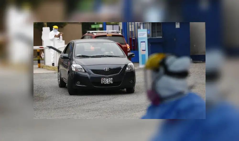 Personas llegan con sus vehículos para realizarse la prueba molecular. Créditos: Flavio Matos / La República. Personas llegan con sus vehículos para realizarse la prueba molecular. Créditos: Flavio Matos / La República.