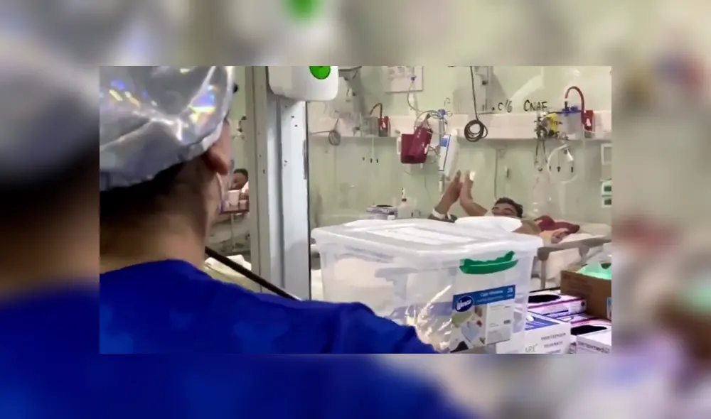 La mujer camina por los pasillos del hospital con violín en mano y toca para los pacientes con coronavirus. Foto: Facebook La mujer camina por los pasillos del hospital con violín en mano y toca para los pacientes con coronavirus. Foto: Facebook